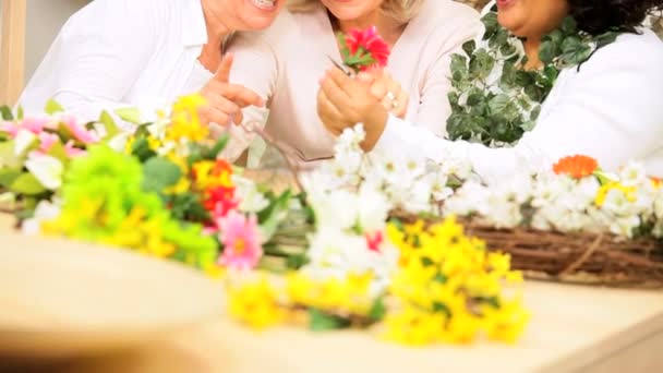 Señoras mayores arreglo de flores — Vídeos de Stock