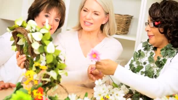 Mulheres maduras Hobby Flor Arranjo — Vídeo de Stock