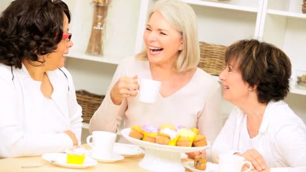 Signore anziane tentati caffè muffin casa — Video Stock