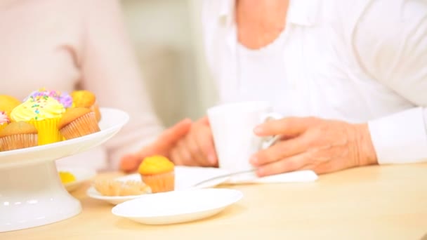 Femmes âgées tentés muffins de café Accueil — Video