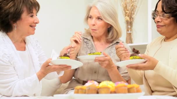 Rentnerinnen tratschen Kaffee und Kuchen — Stockvideo