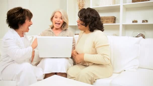 Senior Female Friends Inicio Laptop Redes Éxito — Vídeo de stock