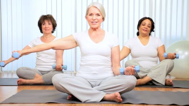 Senior Mujeres Levantando Pesas Grupo de Yoga — Vídeo de stock