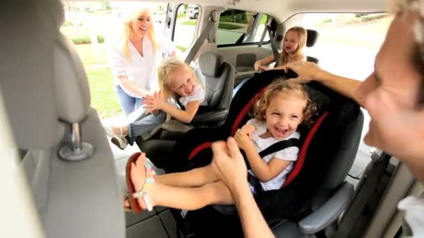 Genitori Bambini che preparano il viaggio in strada — Video Stock