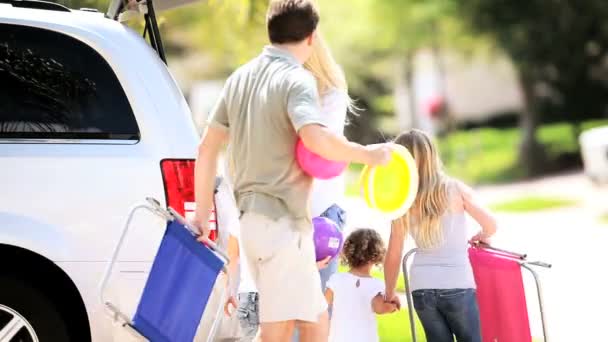 Jonge familie verpakking auto voor reis naar beach — Stockvideo