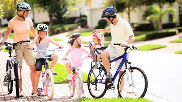Joven grupo familiar caucásico Bicicletas al aire libre — Vídeos de Stock