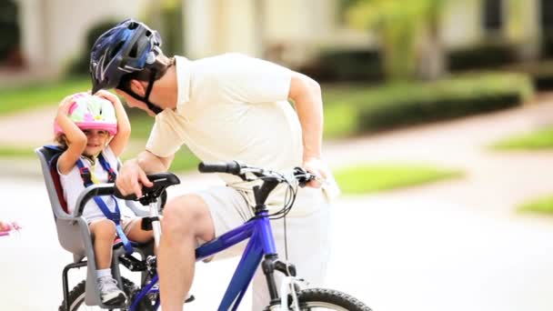 Genç Baba yürümeye başlayan bisiklet çocuk koltuğu — Stok video