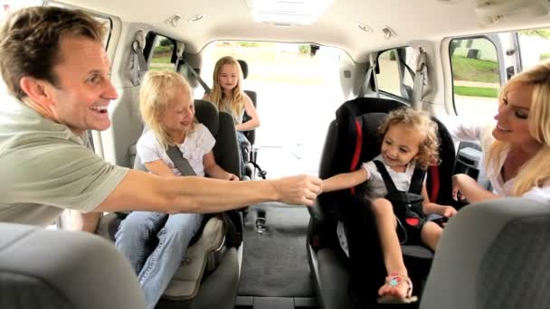 Caucásico padres hijas coche fin de semana salida — Vídeo de stock