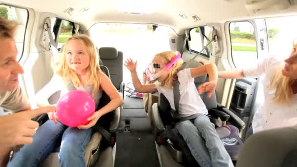 Lindas niñas y padres viaje en coche de playa — Vídeo de stock