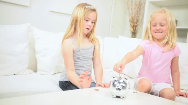 niedliche kleine Mädchen sparen Geld Schwein