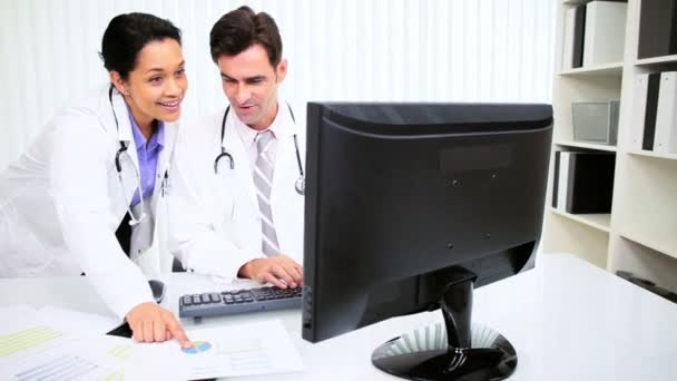 Médicos Hospitalares Registros de Pacientes — Vídeo de Stock