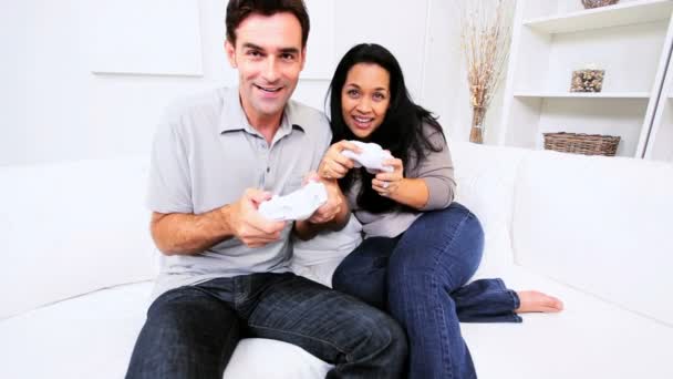 Casal étnico jogando jogos eletrônicos — Vídeo de Stock