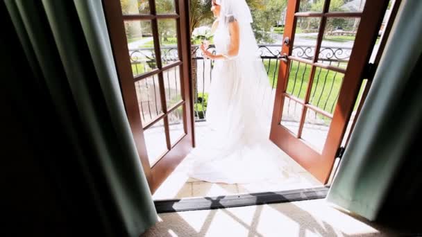 Menyasszony, esküvői ruha otthon — Stock videók