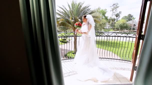 Portré kaukázusi menyasszony fehér esküvői ruha — Stock videók