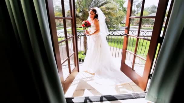 布鲁内特新娘穿婚纱的样子 — 图库视频影像