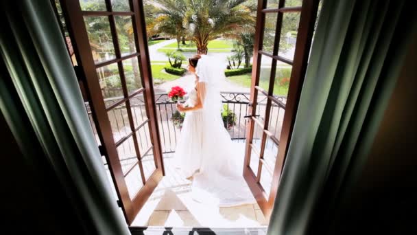 Брюнетка невеста на балконе в свадебном платье — стоковое видео