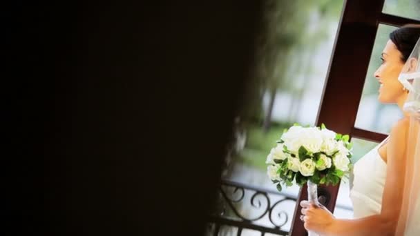 Retrato de noiva branca vestido de casamento branco — Vídeo de Stock