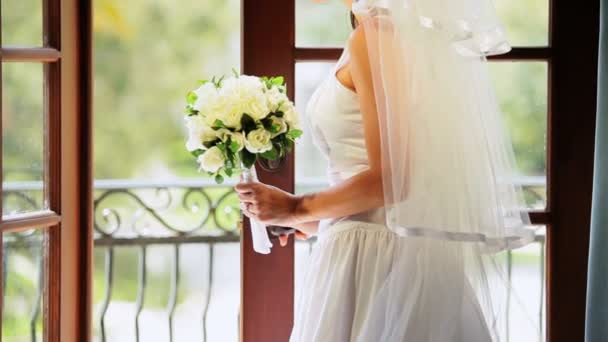 Kaukasische bruid huwelijkssluier posy jurk — Stockvideo