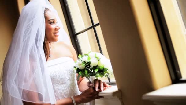 Afroamerikanska bruden bära brudklänning — Stockvideo