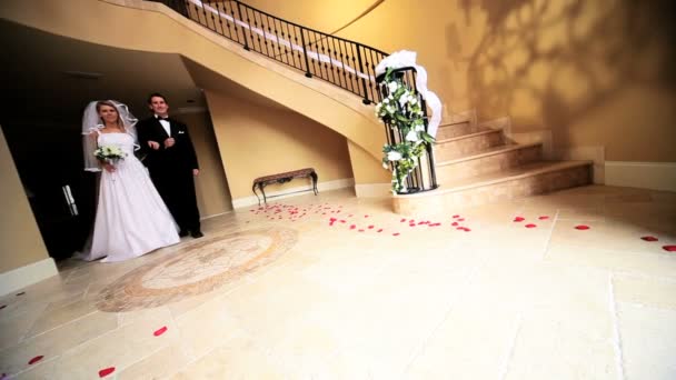 Unga bruden brudgummen marmor hallen — Stockvideo