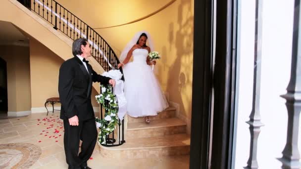 Γαμπρός βλέποντας εθνοτικές νύφη, την μαρμάρινη σκάλα — Αρχείο Βίντεο