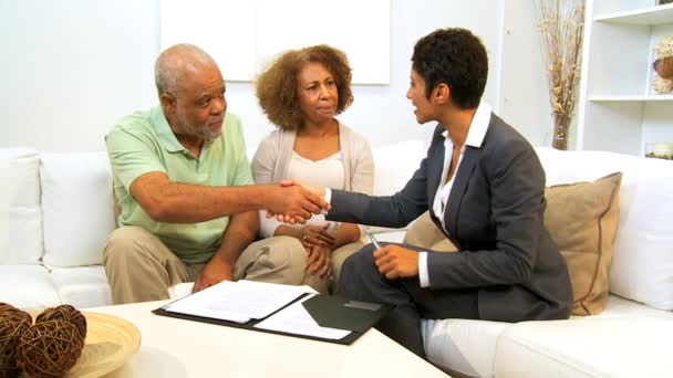 Starsze etniczne para spotkania doradca finansowy do domu — Wideo stockowe