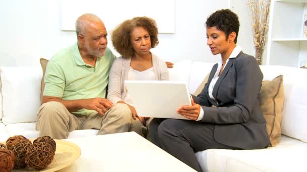 Vendedora Home Encuentro Pareja Senior — Vídeo de stock