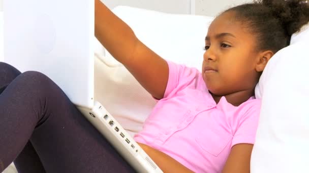 Χαριτωμένο κορίτσι αφροαμερικάνων lap-top ψυχαγωγία — Αρχείο Βίντεο