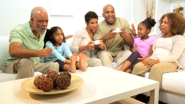 Famille ethnique de trois générations jouant à des jeux électroniques — Video