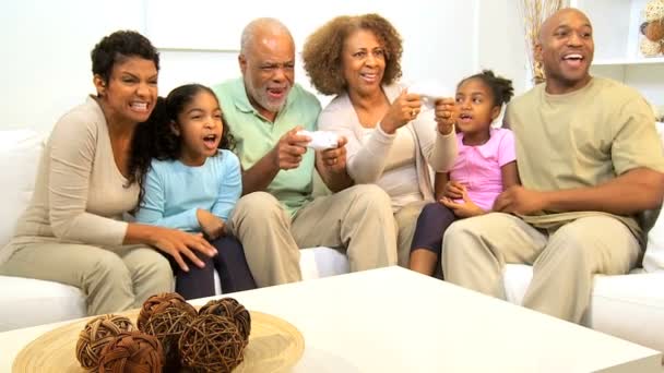 Erweiterte ethnische Familie zu Hause Spiele Spaß — Stockvideo