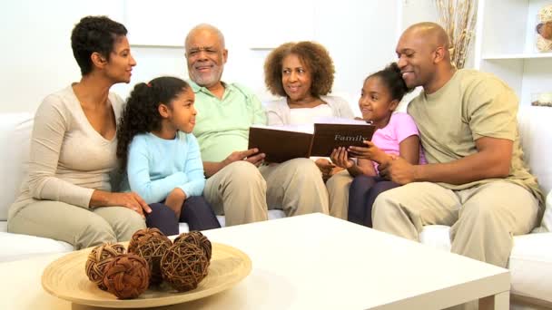 Generaciones Familia étnica mirando fotografías familiares — Vídeos de Stock