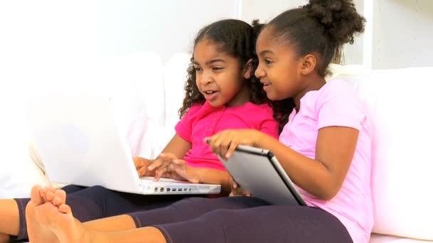 Ordinateur portable sans fil moderne de tablette d'enfants ethniques — Video