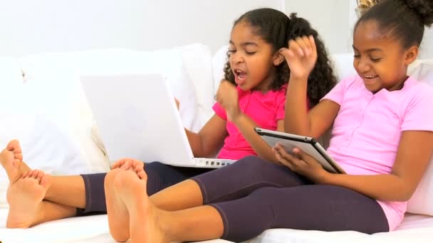 Cute etnische meisjes draadloze internet-spelletjes — Stockvideo