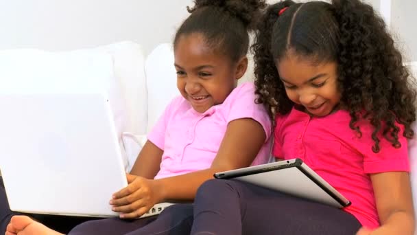 Hermanas étnicas felices jugando tecnología inalámbrica — Vídeos de Stock