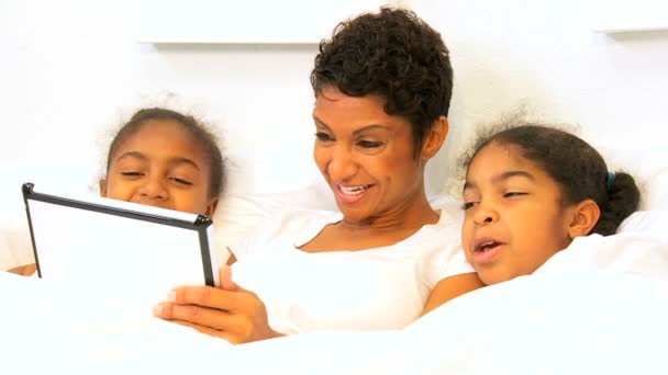 Африканських американських дівчаток мама домашньої бездротової планшетний ліжко — стокове відео
