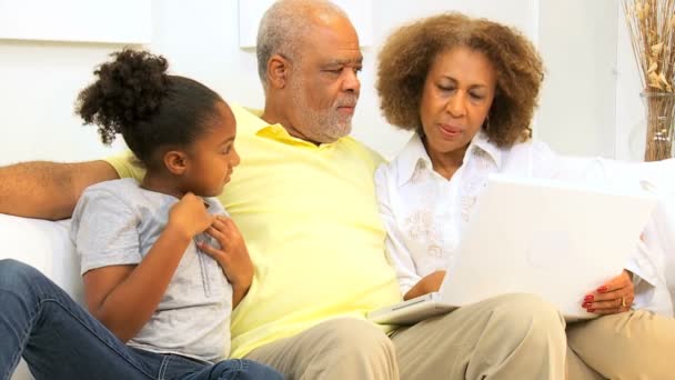 Afryki amerykański rodziny bezprzewodowy laptopa — Wideo stockowe