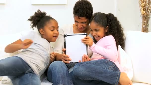 Tablet wireless per bambini genitori etnici soli — Video Stock