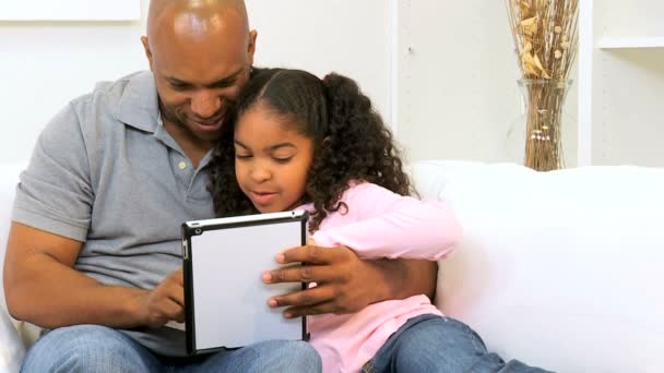 Afrikaanse Amerikaanse vader dochter draadloze Aanraking scherm Tablet PC — Stockvideo