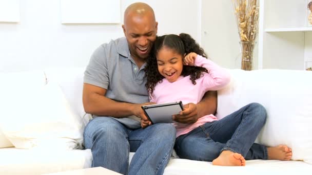 Lone Ethnic Parent Family Wireless Home Tecnologia — Vídeo de Stock