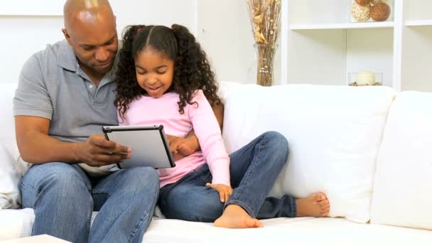 Tablet de pantalla táctil de casa de hija de padre étnico — Vídeos de Stock