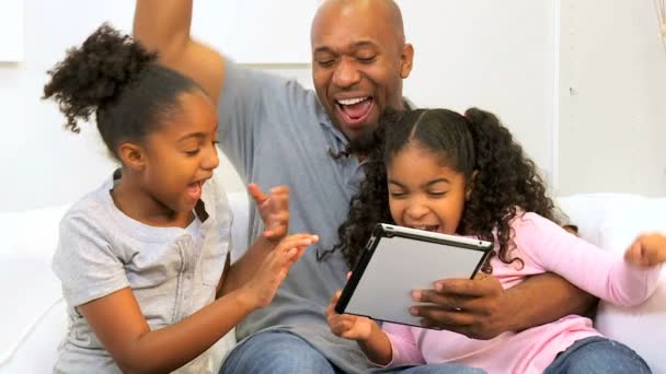 非洲裔美国父亲儿童家庭无线技术 — 图库视频影像