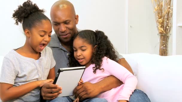 Tecnologia wireless per famiglie monoparentali afroamericane — Video Stock