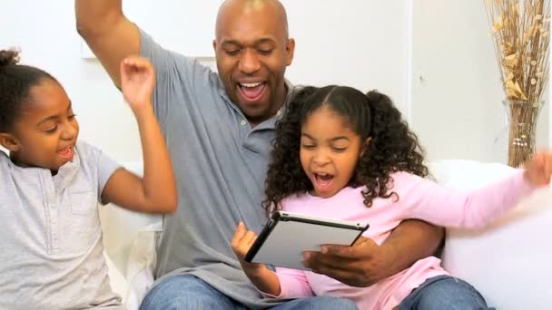 Afrikanisch-amerikanischer Vater Kinder zu Hause drahtlose Technologie — Stockvideo