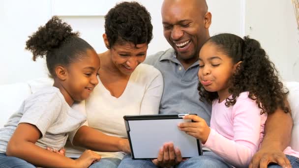 Afrikanische amerikanische Familie zu Hause drahtlose Tablette — Stockvideo