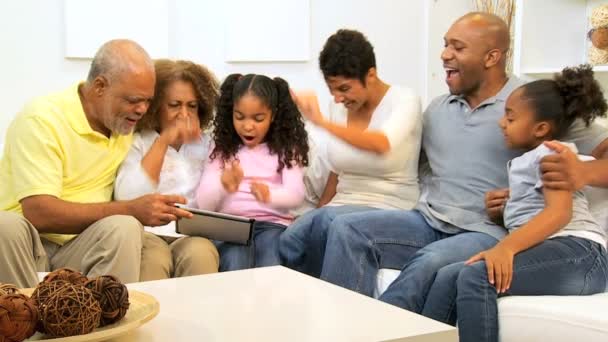 Розширений етнічних сім'ї домашньої бездротової планшет — стокове відео