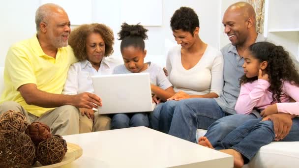 Drie generaties etnische familie draadloze laptop thuis — Stockvideo