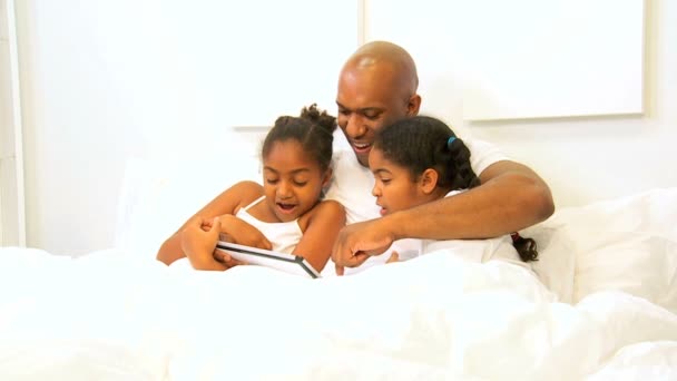 Afro-Amerikaanse familie bed draadloos Tablet PC — Stockvideo