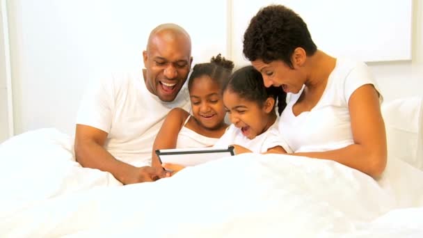 Afro-américains enfants parents jouer lit sans fil technologie — Video