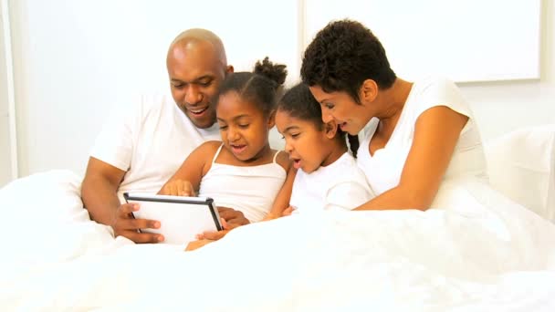 Afrikanische amerikanische Familie Bett drahtlose Tablette — Stockvideo