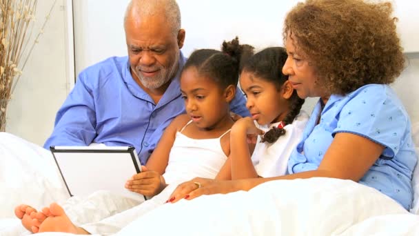 Grand-parents ethniques Petits-enfants Chambre à coucher sans fil Tablette — Video